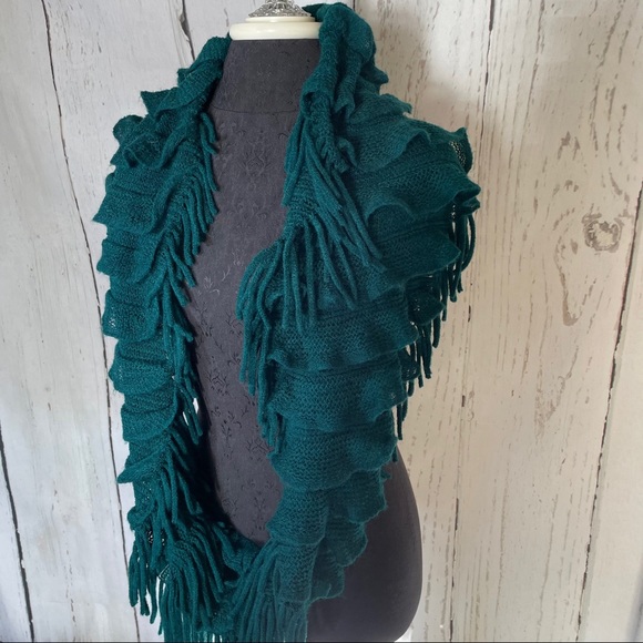 Emerald green infinity scarf with fringe - Picture 3 of 5